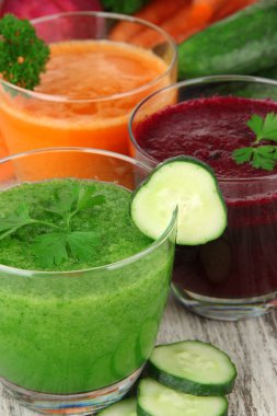 Tablo yakın çekim üzerinde taze sebze suları