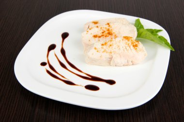 haşlanmış tavuk eti kırmızı biber ve ahşap zemin üzerine sos ile