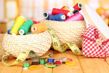 hasır sepetleri ile parlak zemin üzerine ahşap masa üzerinde iğne işi'den aksesuarlar