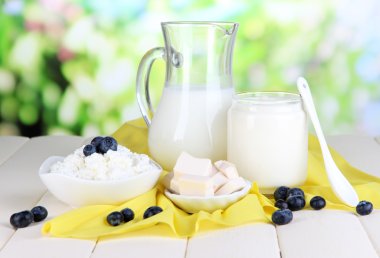 doğal zemin üzerine ahşap masa üzerinde blueberry ile taze süt ürünleri