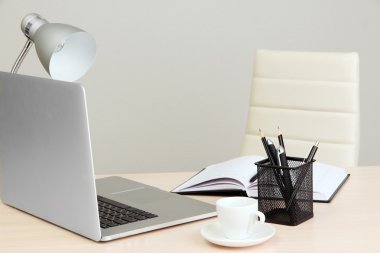Bilgisayarlı ofis işyeri, kapat