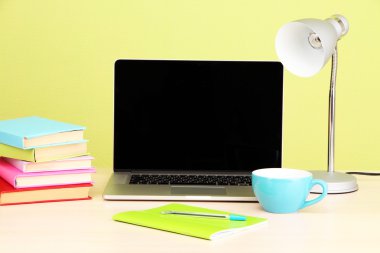 İşyeri ile bilgisayar, yakın çekim