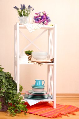 sofra ve dekor, renkli duvar zemin üzerine ile güzel beyaz raflar