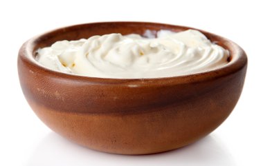 ekşi krema üzerine beyaz izole kase