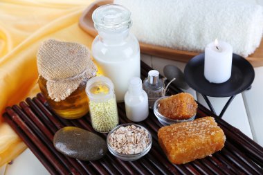 yağlar ve ahşap masa yakın çekim bal bal ve süt spa