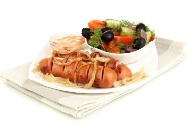 taze salata üzerine beyaz izole ızgara sosis