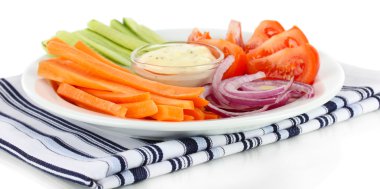 Muhtelif çiğ sebze çubukları üzerinde beyaz izole plaka