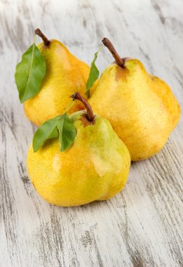 Tablo yakın çekim üzerinde sulu armut