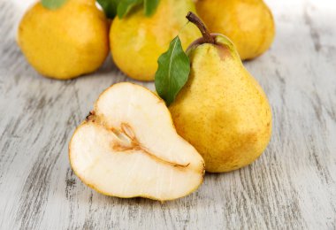 Tablo yakın çekim üzerinde sulu armut