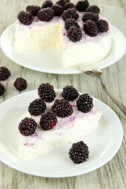 Cheesecake ahşap masa portre üzerinde beyaz tabak taze çilek ile