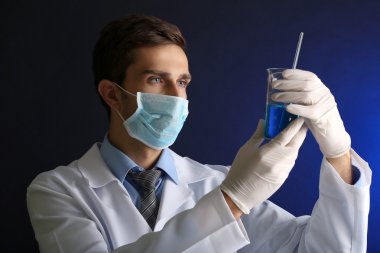 Laboratuvarda çalışan genç laboratuvar bilim adamı