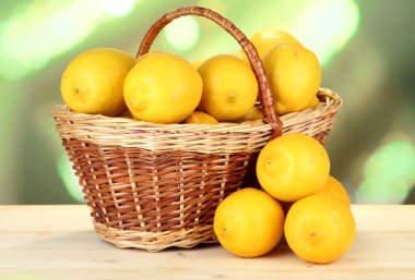parlak zemin üzerinde tablo hasır sepet içinde olgunlaşmış limon