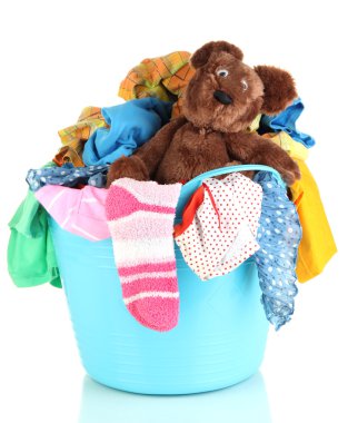 beyaz izole mavi çamaşır sepeti