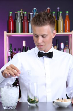 yakışıklı barmen kokteyl bar, hazırlama portresi