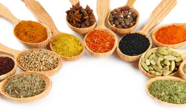 Tahta kaşıklardaki çeşitli baharatlar, beyaz kaşık üzerinde izole edilmiş.