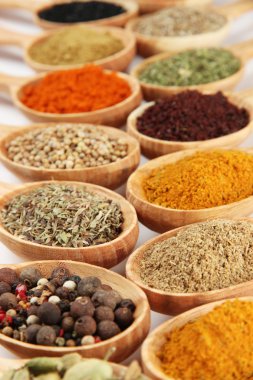 tahta kaşıklar, baharat çeşitleri