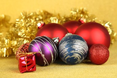 Sarı zemin üzerinde Noel süsleri