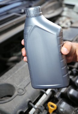 auto makinist el motor yağı tutarak