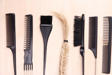 Tablo yakın çekim üzerinde siyah taraklar