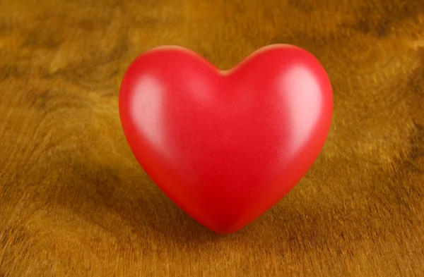 Decoratieve rood hart op een houten achtergrond kleur — Stockfoto