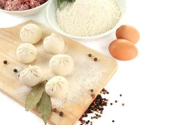 Khinkali georgiano grezzo su scrivania e ingredienti in legno, isolato su bianco — Foto Stock