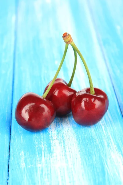 Kirschbeeren auf Holztisch in Großaufnahme — Stockfoto