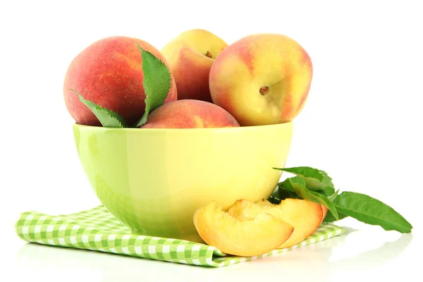 Reife süße Pfirsiche in Schüssel, isoliert auf weiß — Stockfoto