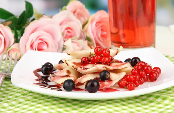 明るい背景上の白い皿に新鮮な果実とおいしい甘い餃子 — ストック写真