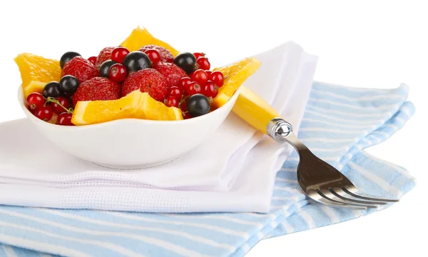 Полезный фруктовый салат из свежих фруктов и ягод в миске изолированы на белом — стоковое фото