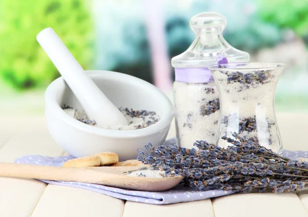 Bodegón con frasco de azúcar de lavanda, mortero y flores de lavanda fresca sobre fondo brillante —  Fotos de Stock