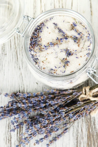 Tarro de azúcar de lavanda y flores de lavanda fresca sobre fondo de madera — Foto de Stock