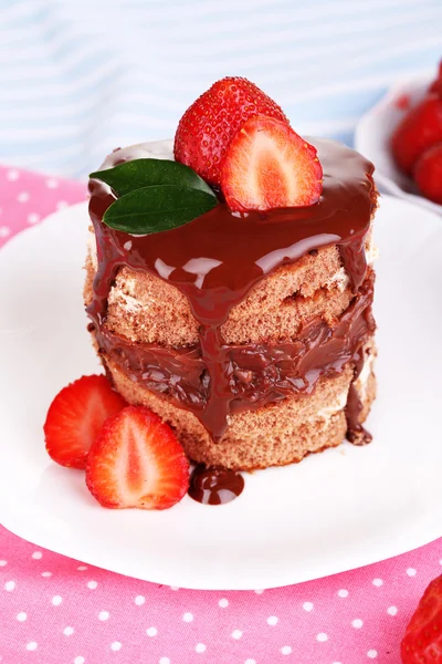 Tablo yakın çekim üzerinde çilek ile çikolatalı kek — Stok fotoğraf