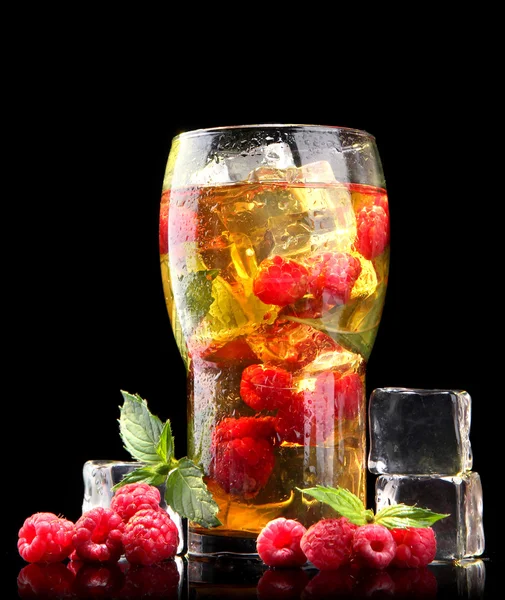 Iced tea with raspberries and mint on black background — Stock Photo, Image