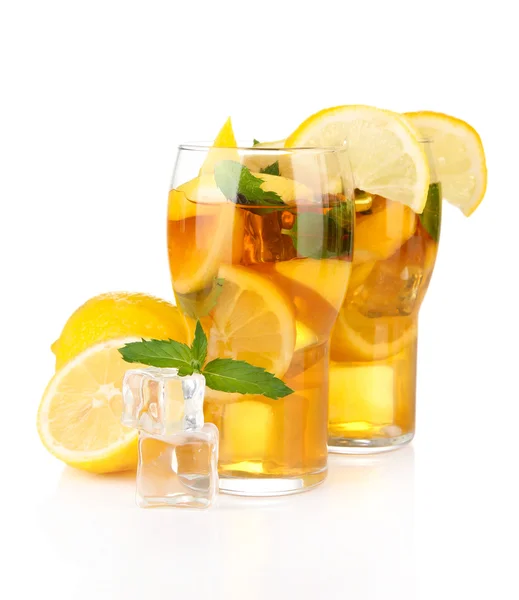 Buzlu çay limon ve nane üzerinde beyaz izole — Stok fotoğraf