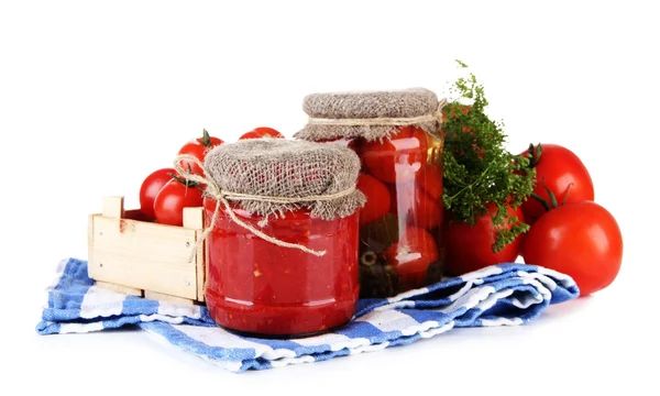 Smakelijke ingeblikte en verse tomaten, geïsoleerd op wit — Stockfoto