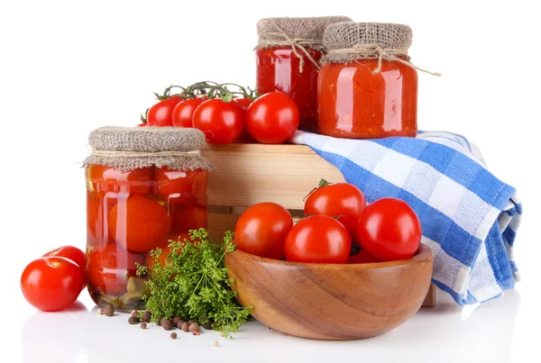 Leckere Tomaten aus der Dose und frisch, isoliert auf weiß — Stockfoto