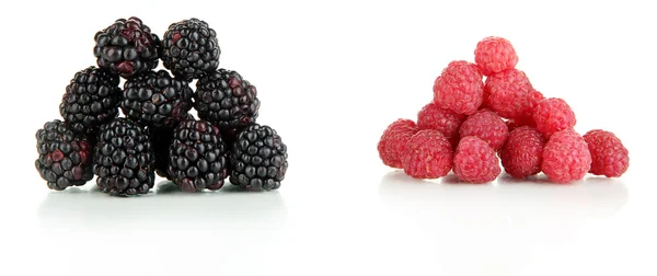 Ripe raspberries and blackberries isolated on white — Stock Photo, Image