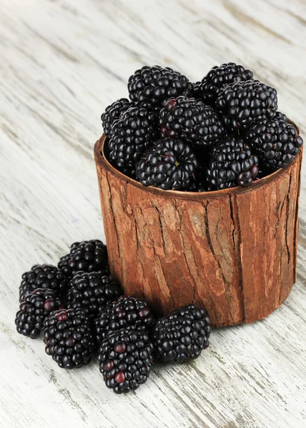 Süße Brombeeren im Holzkorb auf dem Tisch in Großaufnahme — Stockfoto