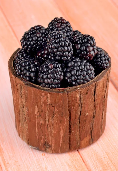 Sweet blackberries in wooden basket on table close-up — Stock Photo, Image