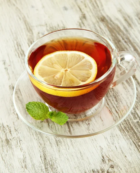 Tasse Tee mit Zitrone auf dem Tisch in Großaufnahme — Stockfoto