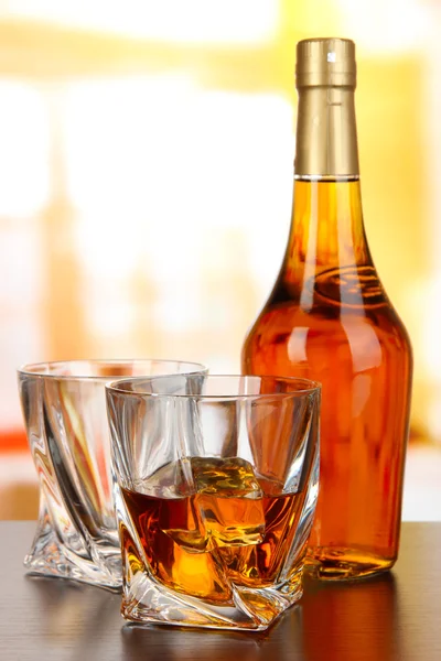 Glas whisky met fles, op donkere achtergrond — Stockfoto