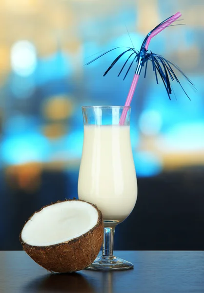 Pina colada içki kokteyl cam parlak zemin üzerine — Stok fotoğraf