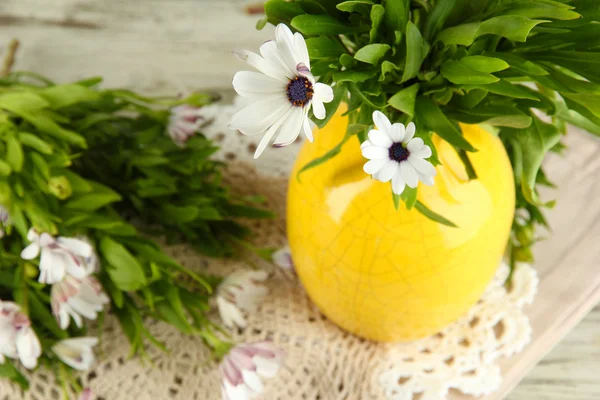 Ramillete de hermosas flores de verano en jarrón de color, sobre fondo de mesa de madera —  Fotos de Stock
