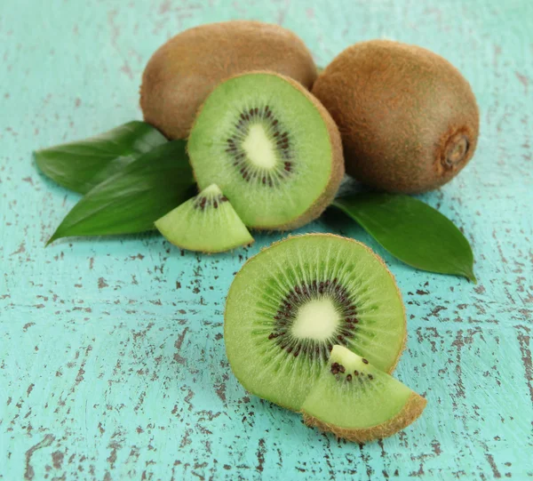 Mogen kiwi på blå träbord närbild — Stockfoto