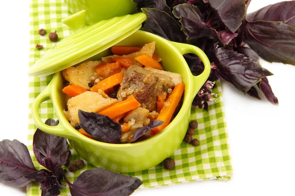 Fríe la carne de res casera con verduras en una sartén de color, aislada en blanco —  Fotos de Stock