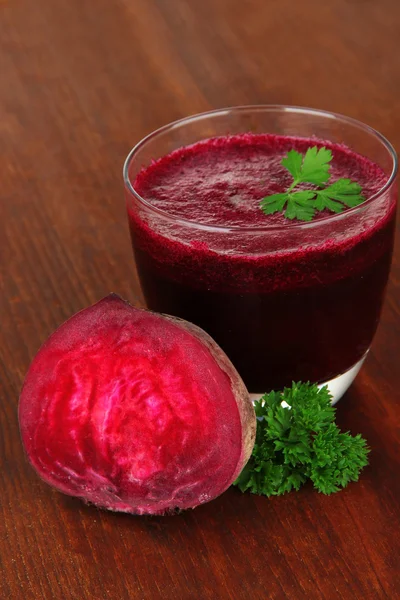 Jugo fresco de remolacha en primer plano de la mesa — Foto de Stock