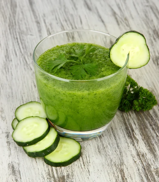 Зеленый овощной сок на столе крупным планом — стоковое фото