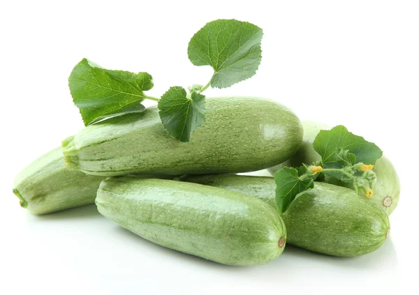 Ruwe courgette met bladeren, geïsoleerd op wit — Stockfoto