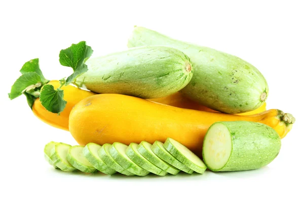 Zucchine affettate e intere crude, isolate su bianco — Foto Stock
