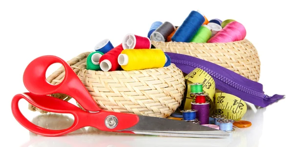 Paniers en osier avec accessoires pour aiguilles isolés sur blanc — Photo